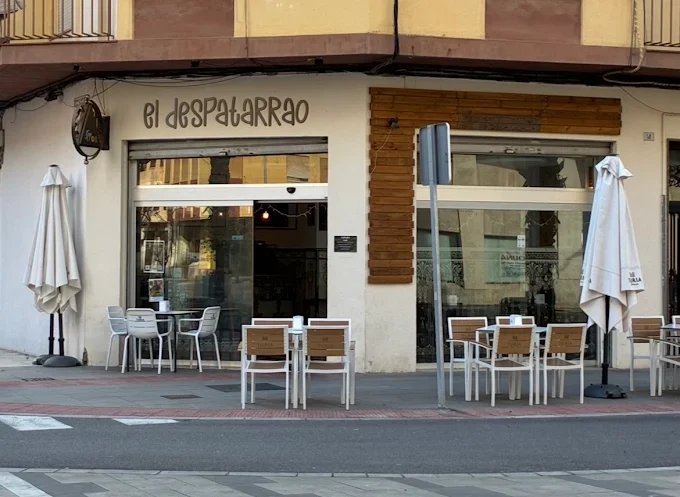 Fachada de El Despatarrao con su terraza